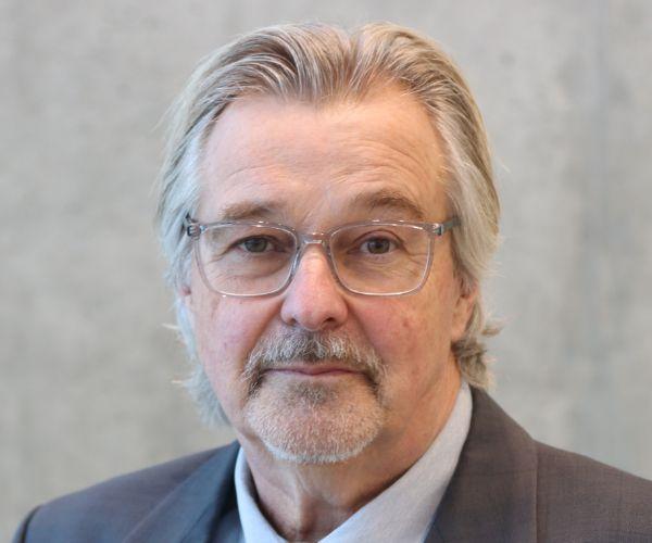 Man wearing eyeglasses and blazer